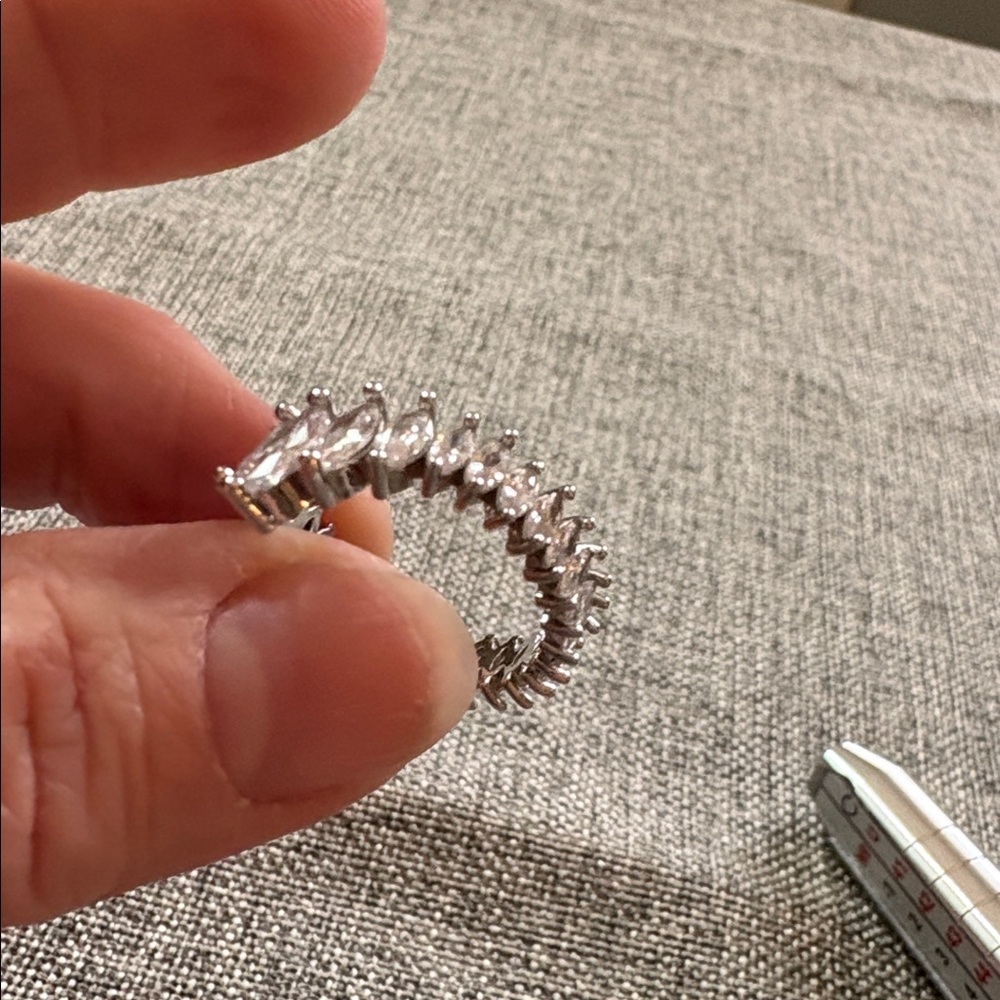 Elegant Silver infinity band Women's Ring Approximate size 6.75 MAKE ME AN OFFER - Picture 4 of 7